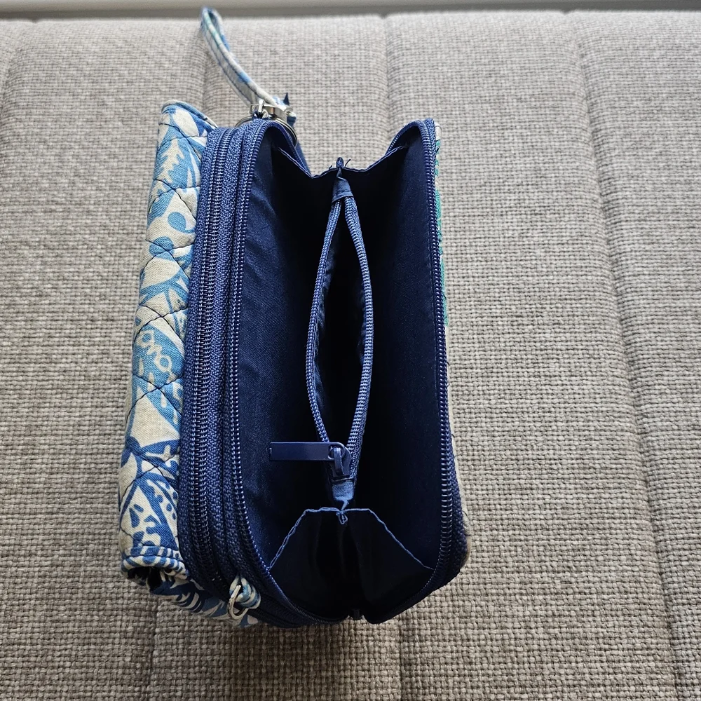 Vera Bradley Crossbody/Wristlet w/removable straps, GUC - Picture 10 of 11